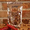 Křupavé lískové oříšky pečené a karamelizované v pivní sladině s příchutí jahoda a chilli | Hmotnost: 100 g