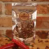 Křupavé arašídy pečené a karamelizované v pivní sladině s příchutí jahoda a chilli | Hmotnost: 100 g