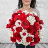 Červená kytice 33 květin + flakon s vůní jako dárek | Motiv: Růžová stuha