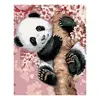 Panda na rozkvetlém stromě
