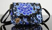 Crossbody kabelka s modrou květinou