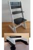 Bílo-černá židle s podstavcem ke stolům o výšce cca 92 cm