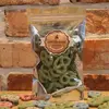Obalované preclíčky v bílé čokoládě se zeleným ječmenem | Hmotnost: 250 g