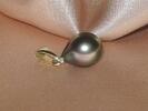 Přívěsek s pravou tahitskou perlou ve žlutém zlatě | Odstín paví pero