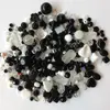250 g Sklenený mix korálok + navliekacia gumička (čierno-biely)