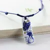 Originální porcelánový náhrdelník s motivem modrých květin