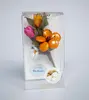 Kytice sasanek a tulipánů v krabičce
