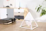 Bezdrátová lampička Pyramida (bílá barva, 2200 mAh)