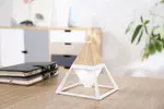 Bezdrátová lampička Pyramida (světlé dřevo, 2200 mAh)