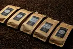 5 x 200 g SET č.4: Zrnková káva pražená na Slovensku (Brazília / Kostarika / Kenya / Brazília+India / Kostarika+India)