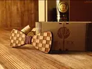 Ručne vyrábaný drevený motýlik v darčekovom balení | Hnedá / šachovnica