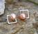 Náušnice čtvercové s růžovou perlou